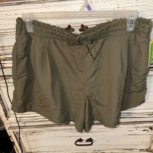 NWT all in motion resort short in moss green pockets and zipp one drawstringxxl